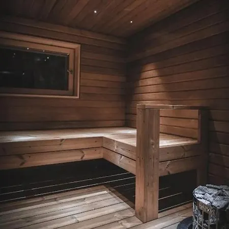 Cozy With Sauna, Private Entrance Apartment